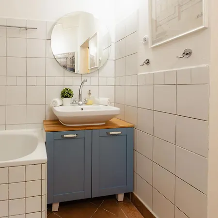 Charming Vintage With A Private Patio 아파트