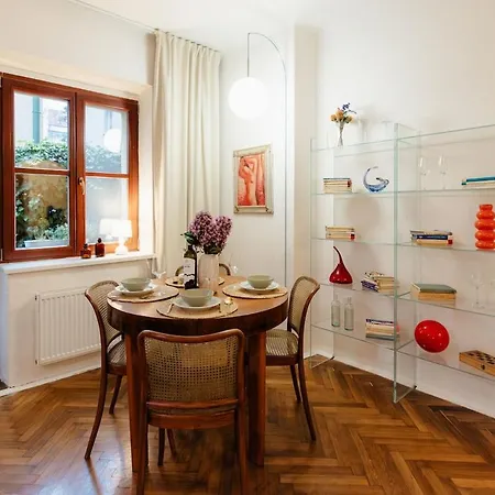 Charming Vintage With A Private Patio 아파트 *