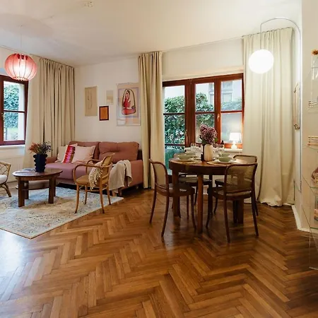 Charming Vintage With A Private Patio * 브라티슬라바