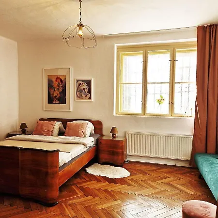 Charming Vintage With A Private Patio 아파트